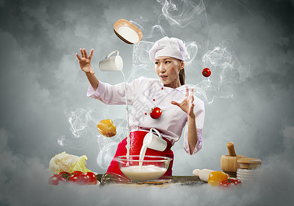 亚洲女性用魔法烹饪蔬菜沙拉牛奶围裙女孩手指胡椒饮食女士成人图片