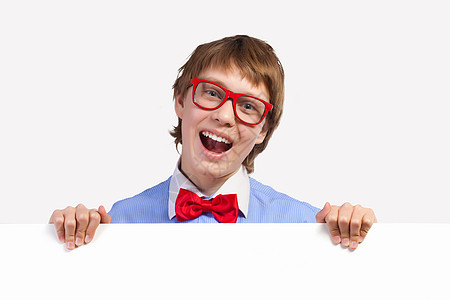 红色戴红眼镜的男孩持有白方童年眼镜男性领结木板横幅边缘男生幸福学生图片