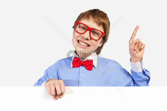 红色戴红眼镜的男孩持有白方童年男生微笑手指广告框架标语教育推介会横幅图片