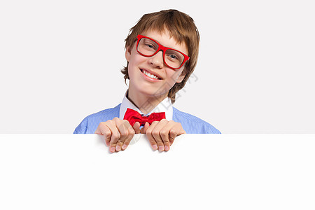 红色戴红眼镜的男孩持有白方海报童年男性男生眼镜手指幸福广告边缘手臂图片