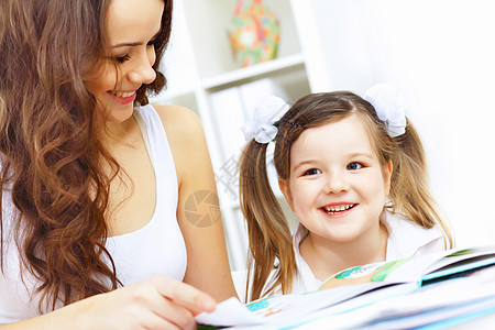 母亲和女儿在学妈妈童年快乐女性女孩学习喜悦女士成人孩子图片