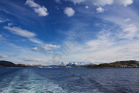 挪威海岸晴天海洋渡船全景天空海岸线岛屿航行胰岛山脉图片