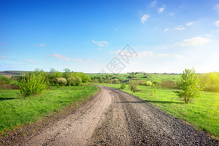 农村地区的道路天空色彩风景草地牧场树木爬坡风光乡村花园图片