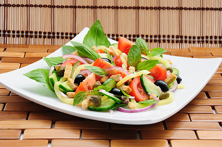 蔬菜沙拉加巴西风格烹饪盘子健康饮食维生素午餐油炸面包块洋葱黄瓜图片