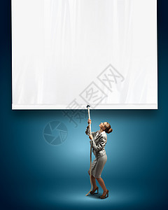 商业妇女拉着空白横幅推介会公告招牌成人女性海报工人广告人士员工图片