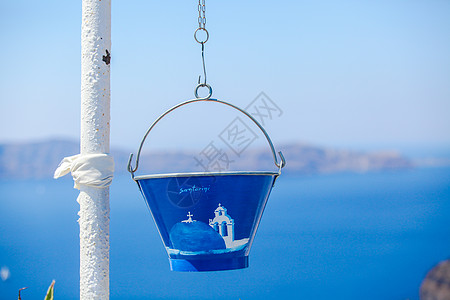 圣托里尼的希腊街上 有可爱迷人的小希腊小洞细节花瓶历史艺术装饰品制品风格蓝色文化房子装饰图片