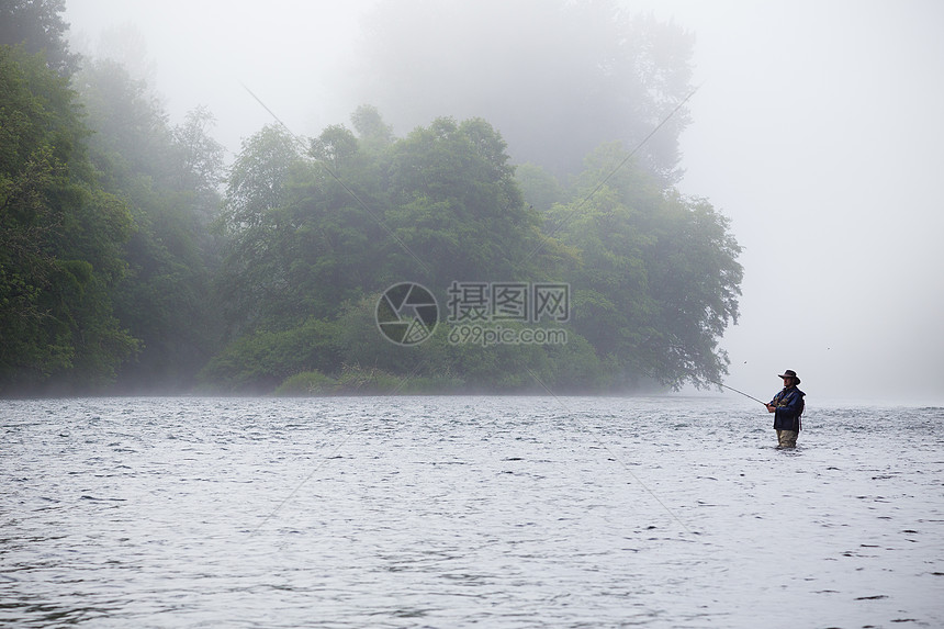 富有经验的法利渔民钢头渔夫飞钓者飞鱼铸件涉水溪流钓鱼图片