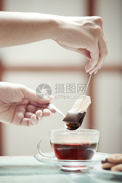 茶茶准备红茶乐趣茶匙女性女士咖啡店厨房午餐文化早餐图片