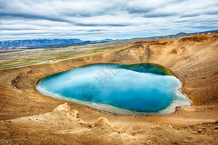 维蒂风景陨石地质学圆形天空地标蓝色绿色红色火山口图片