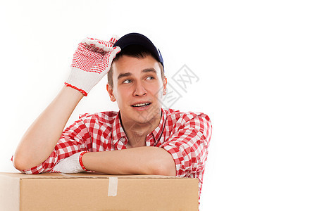 带棕色盒子的英俊年轻快递员平方帽子运输纸板职业船运纸盒劳动男性邮件图片