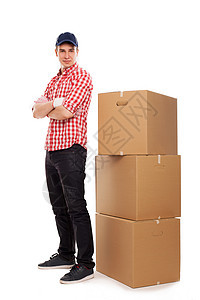 带棕色盒子的英俊年轻快递员送货男性船运平方司机纸板邮件运输职业工人图片