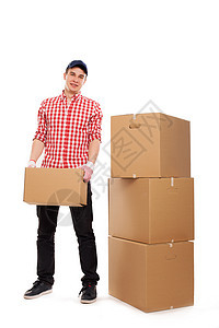 带棕色盒子的英俊年轻快递员就业磁带司机帽子纸板邮件邮政职业导游平方图片