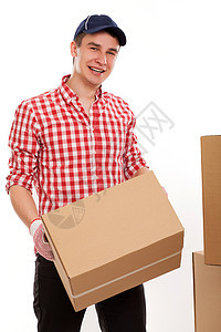 带棕色盒子的英俊年轻快递员职业送货男人船运纸板邮件就业工人磁带邮政图片