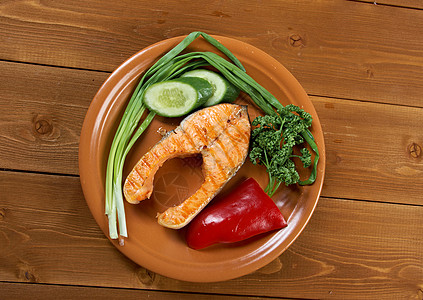 烤鲑鱼牛排柠檬绿色蔬菜饮食黄瓜美味洋葱美食脂肪盘子图片