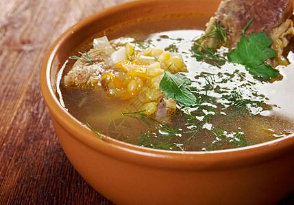 豆汤和牛肉肋骨蔬菜黄色美食草本植物盘子绿色风格牛肉食物厨房图片