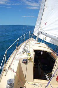 海上白色游艇海洋帆船航行旅行背景图片