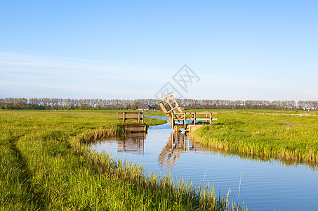 荷兰运河上的小木小开阔桥图片