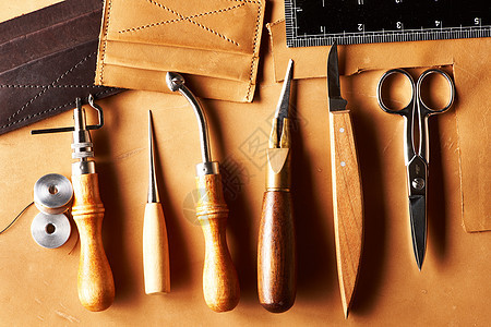 皮革工艺工具木头手工艺工作皮肤作坊锥子桌子维修剪刀制造业图片