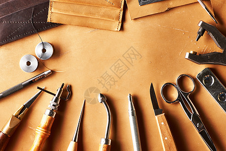 皮革工艺工具皮匠拳头手工木头制造业皮肤店铺桌子工作前锋图片