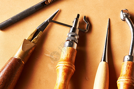 皮革工艺工具拳头皮匠工作皮肤手工木头维修剪刀作坊手工业者图片