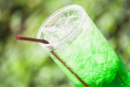 一支冰欺凌刷新一杯不饮酒的冷淡绿色饮料背景