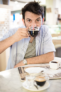 男人在酒吧喝咖啡胡子早餐城市生活咖啡日常生活图片