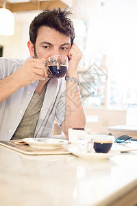 男人在酒吧喝咖啡早餐城市生活日常生活胡子咖啡图片