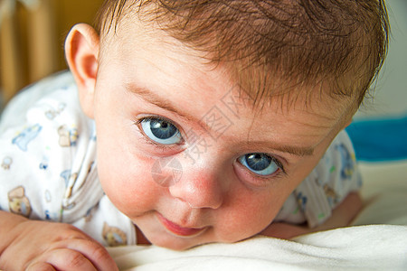 婴儿看镜头喜悦男生宏观皮肤姿势幸福生活眼睛家庭生长图片