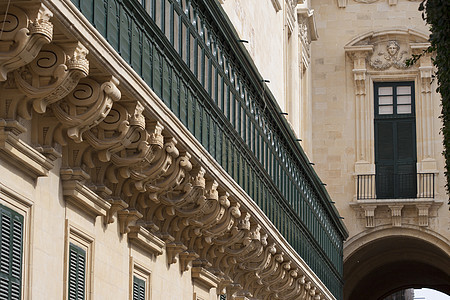 马耳他瓦莱塔的美术馆详情骑士奢华房子对称历史石头阳台棋圣石灰石雕塑图片
