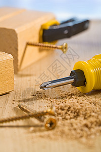修理木材夹钳团体螺旋地面金属桌子工作黄色钻孔图片