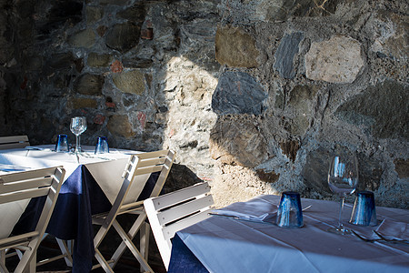 舒适的晚餐餐桌餐厅玻璃桌子刀具用餐环境餐饮白色风格折叠椅图片