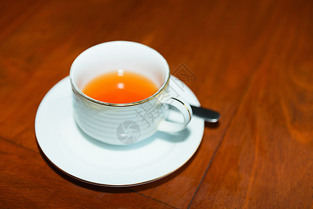 木制桌上的一杯清茶图片
