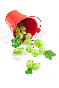 金属桶中的绿鹅莓醋栗果味甜点木头养分健康红色水果食物茶点图片