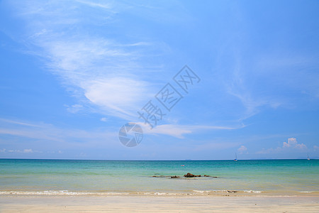 海滩和蓝蓝天空爬坡阳光天堂放松场景假期海岸旅游地平线风景图片