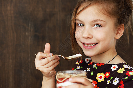 儿童吃甜点快乐覆盆子水果女孩童年饮食幸福孩子美食奶油图片