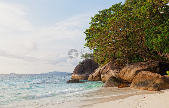 泰国西米利安群岛沙滩上涨潮海洋辞职海岸支撑浪潮岛屿天堂海浪树木荒野图片