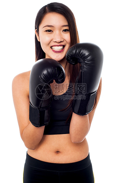 身着轻重量拳击手套的女孩图片