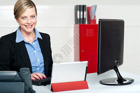从事计算机工作的女商务人士管理人员电脑职业中年屏幕雇主企业家顾问电话女性图片