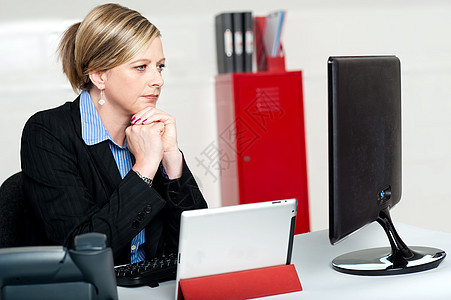 调查计算机屏幕的公司女公司主女士员工思考商务老板人士平板键盘工作电脑金融图片