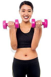 快乐的健身女举起哑铃精力讲师运动女性肌肉活力幸福饮食女孩培训师图片
