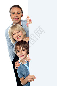 三个家庭在白白白白板后面图片