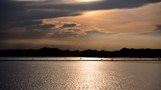 一个多彩的日落池塘背景图片