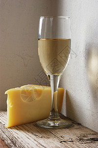 白酒酒瓶一杯红酒和奶酪木板玻璃酒精饮料阴影背景