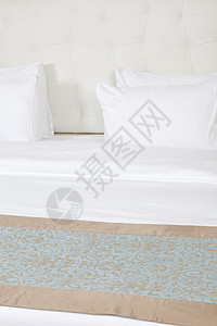 在豪华酒店房间的国王大床床头水平床头板墙纸床垫床单旅行奢华商业木头图片