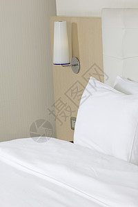 在豪华酒店房间的国王大床木头假期奢华水平床单旅行床头商业陈列柜床垫图片