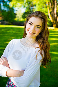 时装肖像外门衬衫黑发图片模型自然光女孩造型照片白衬衫美丽图片