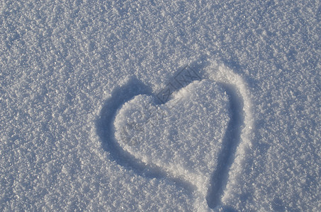 简单的心脏形状绘制雪雪的冬季爱概念图片