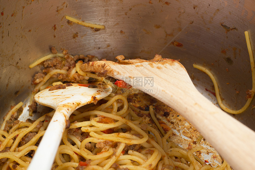 烹饪锅里的意大利面香肠贴近图片