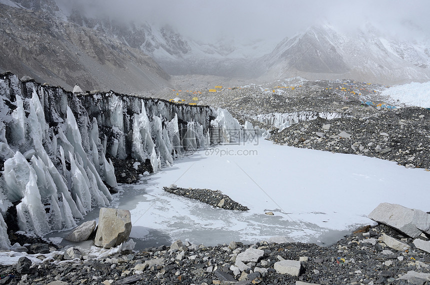 尼泊尔珠穆峰基地营地附近的冰川图片