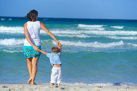 母亲和儿子在沙滩上女士幸福海滩家庭海岸婴儿假期快乐支撑闲暇图片